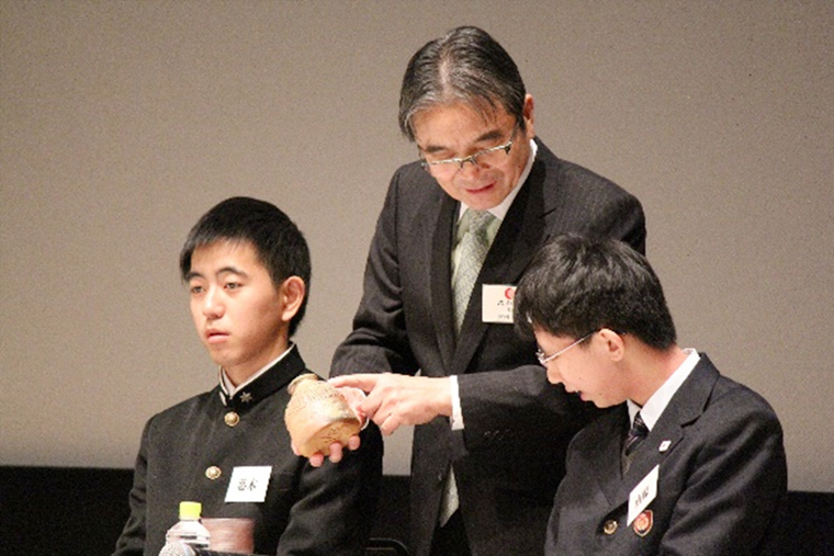 宮田亮平文化庁長官　三輪善英文化庁文化プログラム担当室長　高校生ニッポン文化大使の皆さん