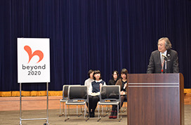 講評を述べる中西 元男　beyond2020ロゴマーク選考会委員長